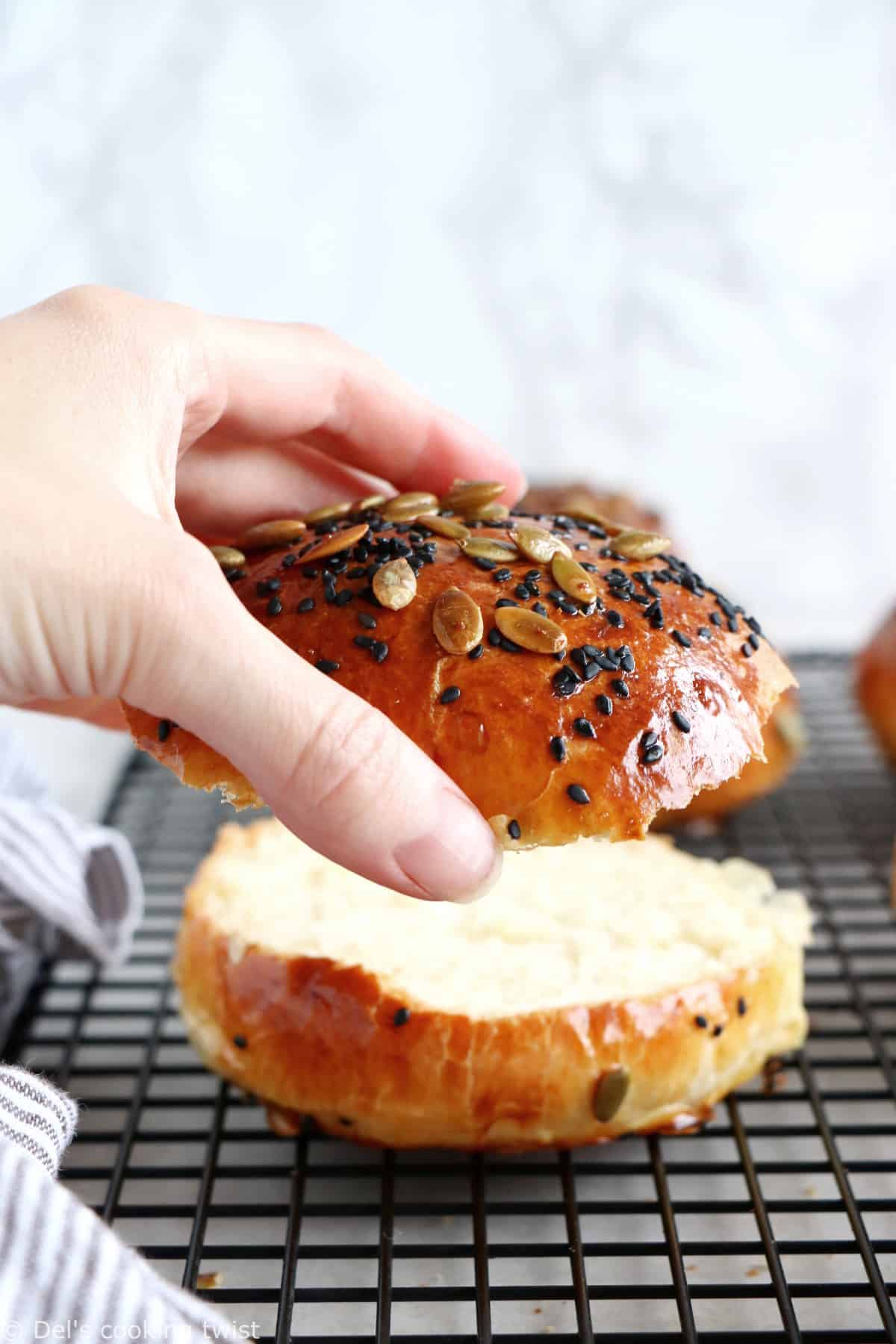 Découvrez la recette ultime des pains à burgers briochés à la texture douce, aérienne et très moelleuse.