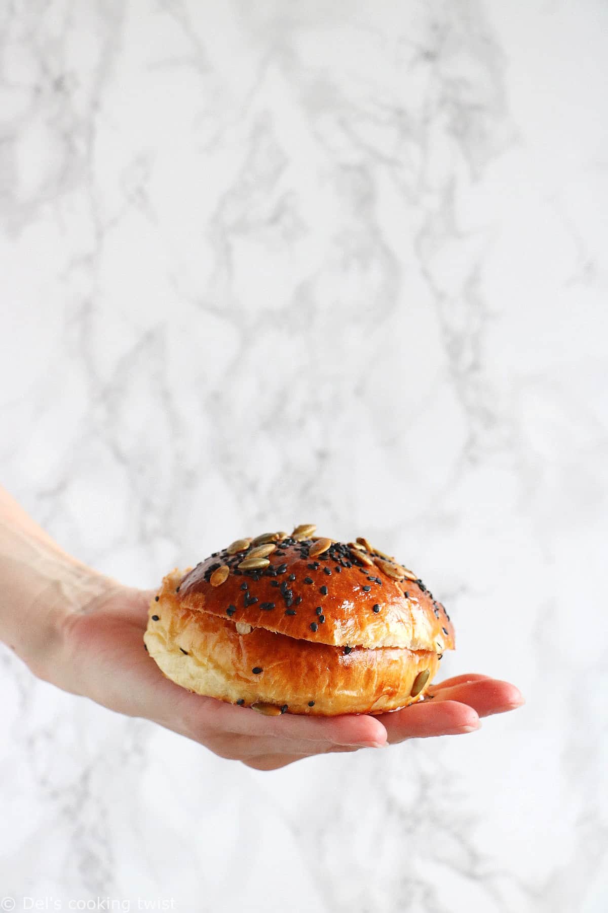Découvrez la recette ultime des pains à burgers briochés à la texture douce, aérienne et très moelleuse.