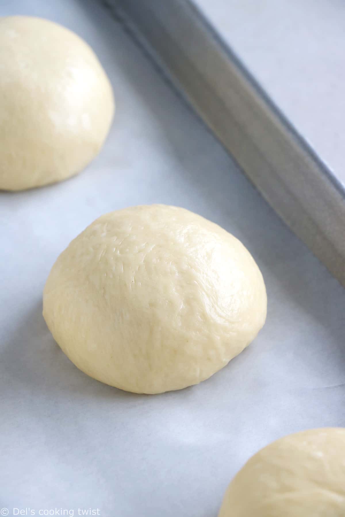 Découvrez la recette ultime des pains à burgers briochés à la texture douce, aérienne et très moelleuse.