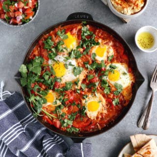 La Shakshuka est un plat traditionnel israélien à base d'oeufs pochés, de sauce tomate et d'épices.