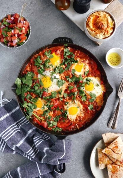 La Shakshuka est un plat traditionnel israélien à base d'oeufs pochés, de sauce tomate et d'épices.