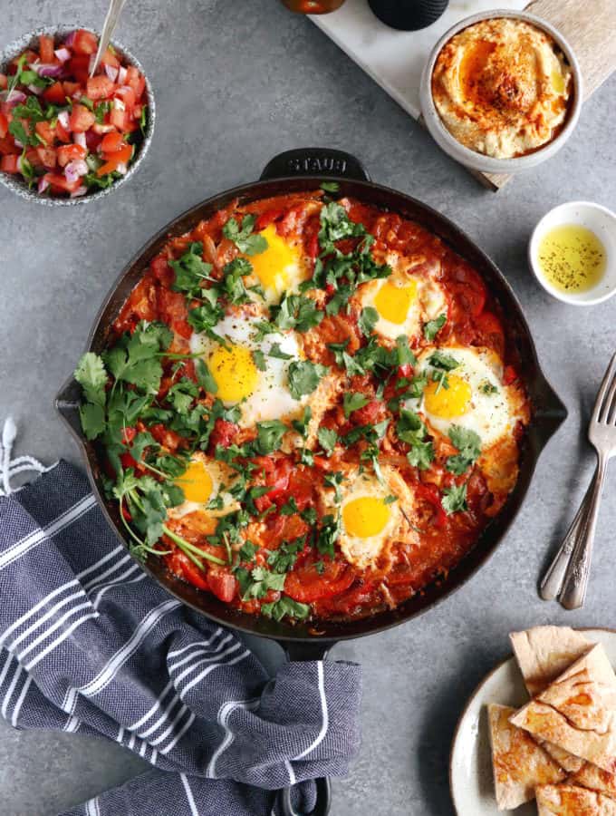 La Shakshuka est un plat traditionnel israélien à base d'oeufs pochés, de sauce tomate et d'épices.
