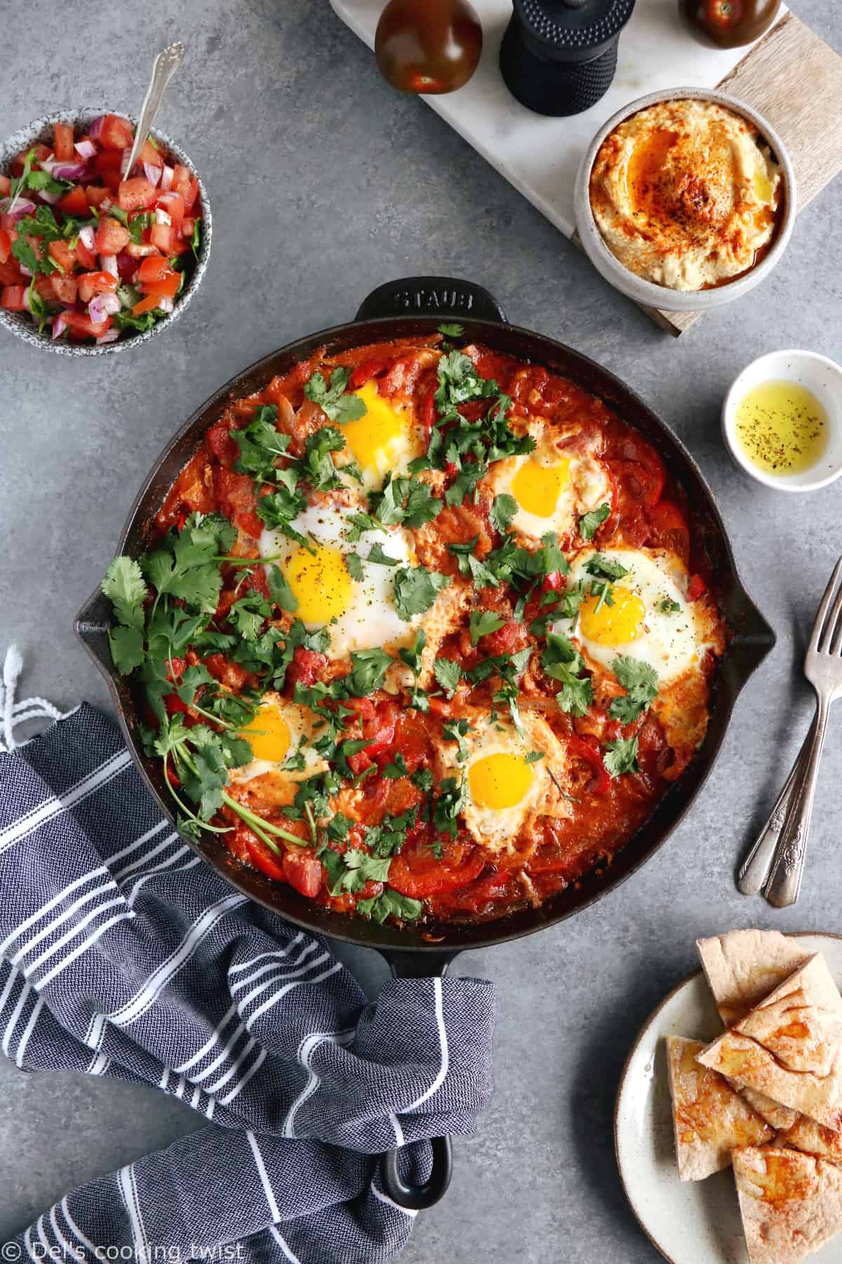 La Shakshuka est un plat traditionnel israélien à base d'oeufs pochés, de sauce tomate et d'épices.