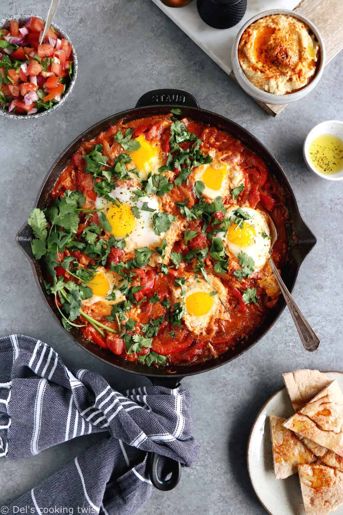 La Shakshuka est un plat traditionnel israélien à base d'oeufs pochés, de sauce tomate et d'épices.