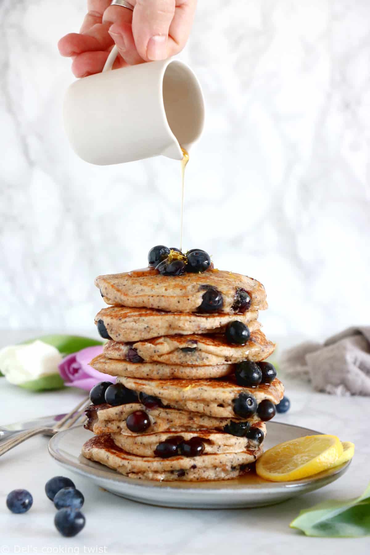 Réalisés avec de la farine complète, ces pancakes aux myrtilles, citron et graines de pavot sont moelleux, riches sur le plan nutritionnel et un véritable concentré de saveurs.