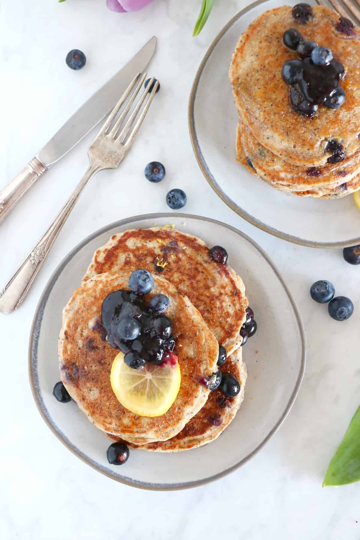 Réalisés avec de la farine complète, ces pancakes aux myrtilles, citron et graines de pavot sont moelleux, riches sur le plan nutritionnel et un véritable concentré de saveurs.