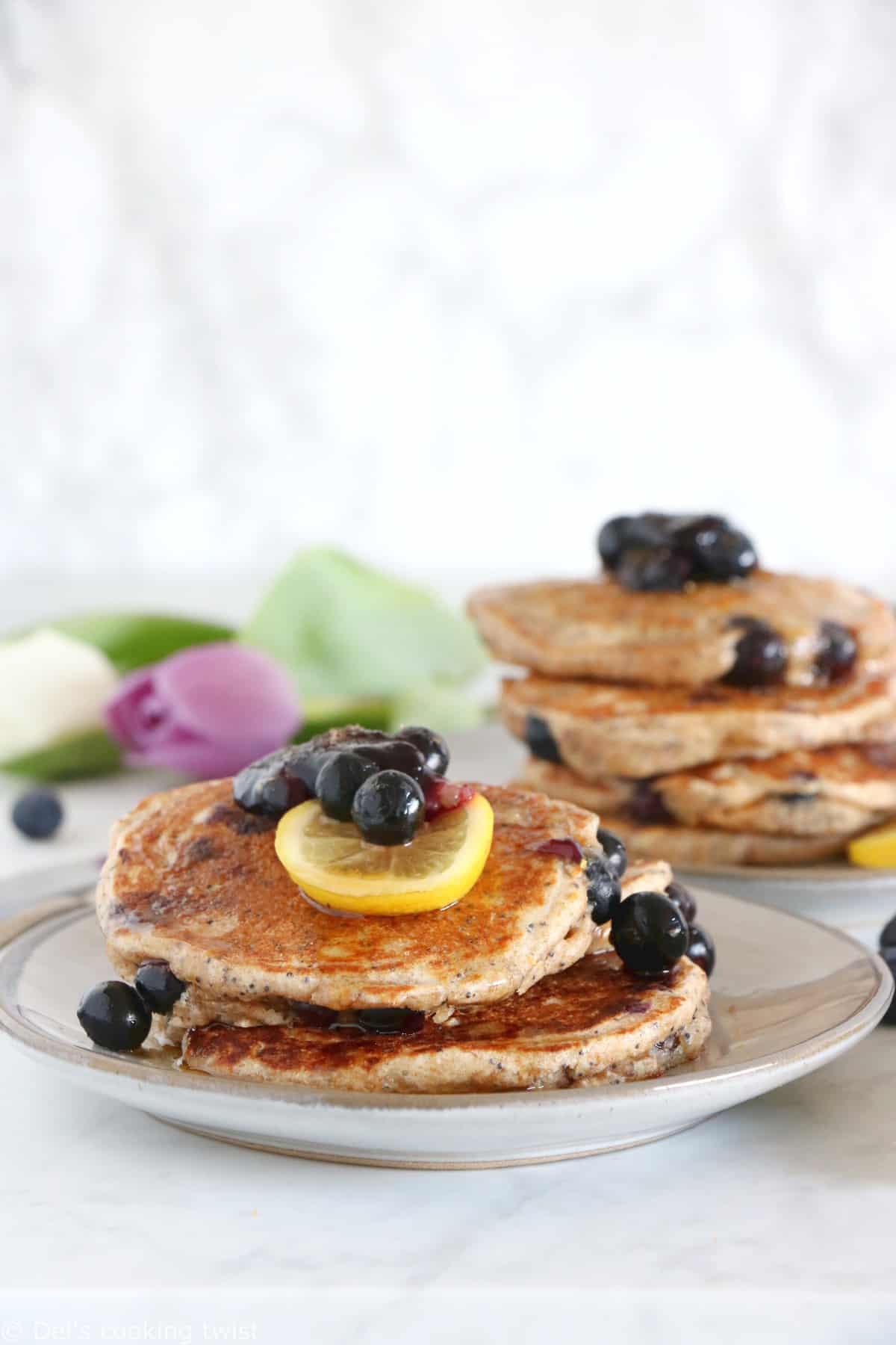 Réalisés avec de la farine complète, ces pancakes aux myrtilles, citron et graines de pavot sont moelleux, riches sur le plan nutritionnel et un véritable concentré de saveurs.