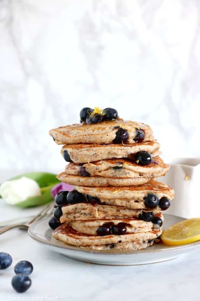 R&eacute;alis&eacute;s avec de la farine compl&egrave;te, ces pancakes aux myrtilles, citron et graines de pavot sont moelleux, riches sur le plan nutritionnel et un v&eacute;ritable concentr&eacute; de saveurs.