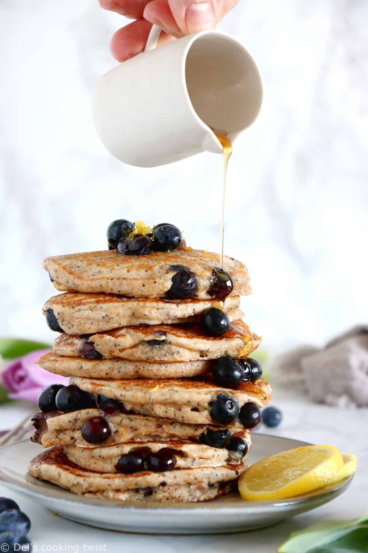 Réalisés avec de la farine complète, ces pancakes aux myrtilles, citron et graines de pavot sont moelleux, riches sur le plan nutritionnel et un véritable concentré de saveurs.