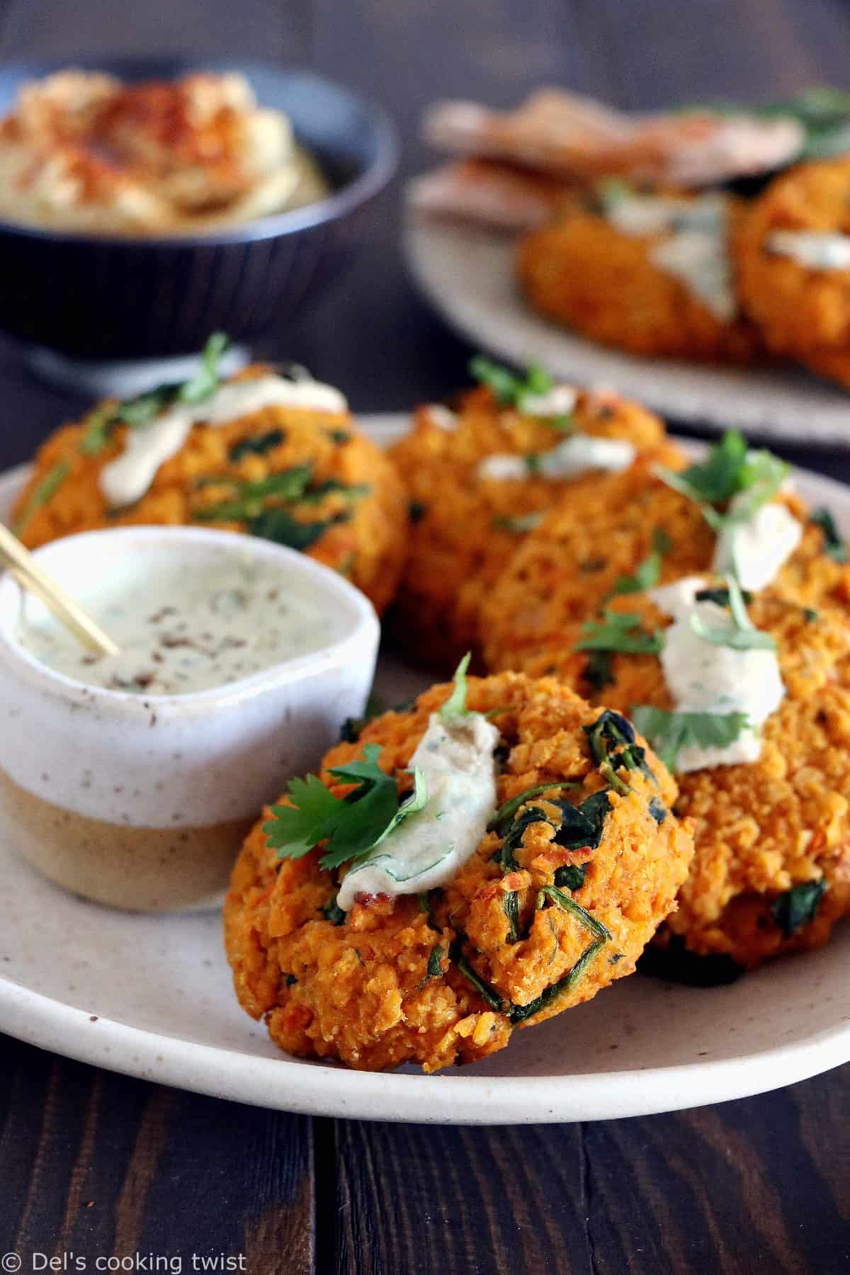 À la fois vegan et sans gluten, ces galettes de lentilles corail servies avec une sauce tahini aux herbes constituent une excellente source de protéines végétales.