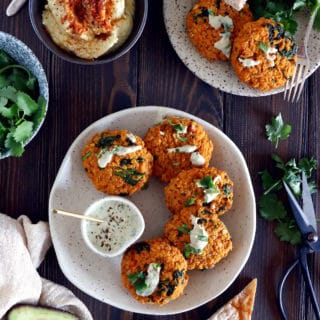 À la fois vegan et sans gluten, ces galettes de lentilles corail servies avec une sauce tahini aux herbes constituent une excellente source de protéines végétales.