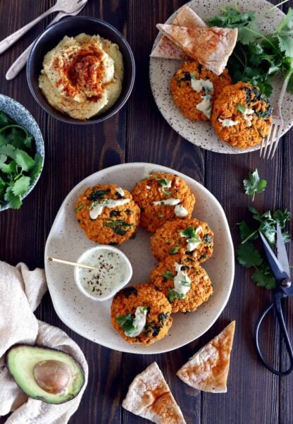 À la fois vegan et sans gluten, ces galettes de lentilles corail servies avec une sauce tahini aux herbes constituent une excellente source de protéines végétales.