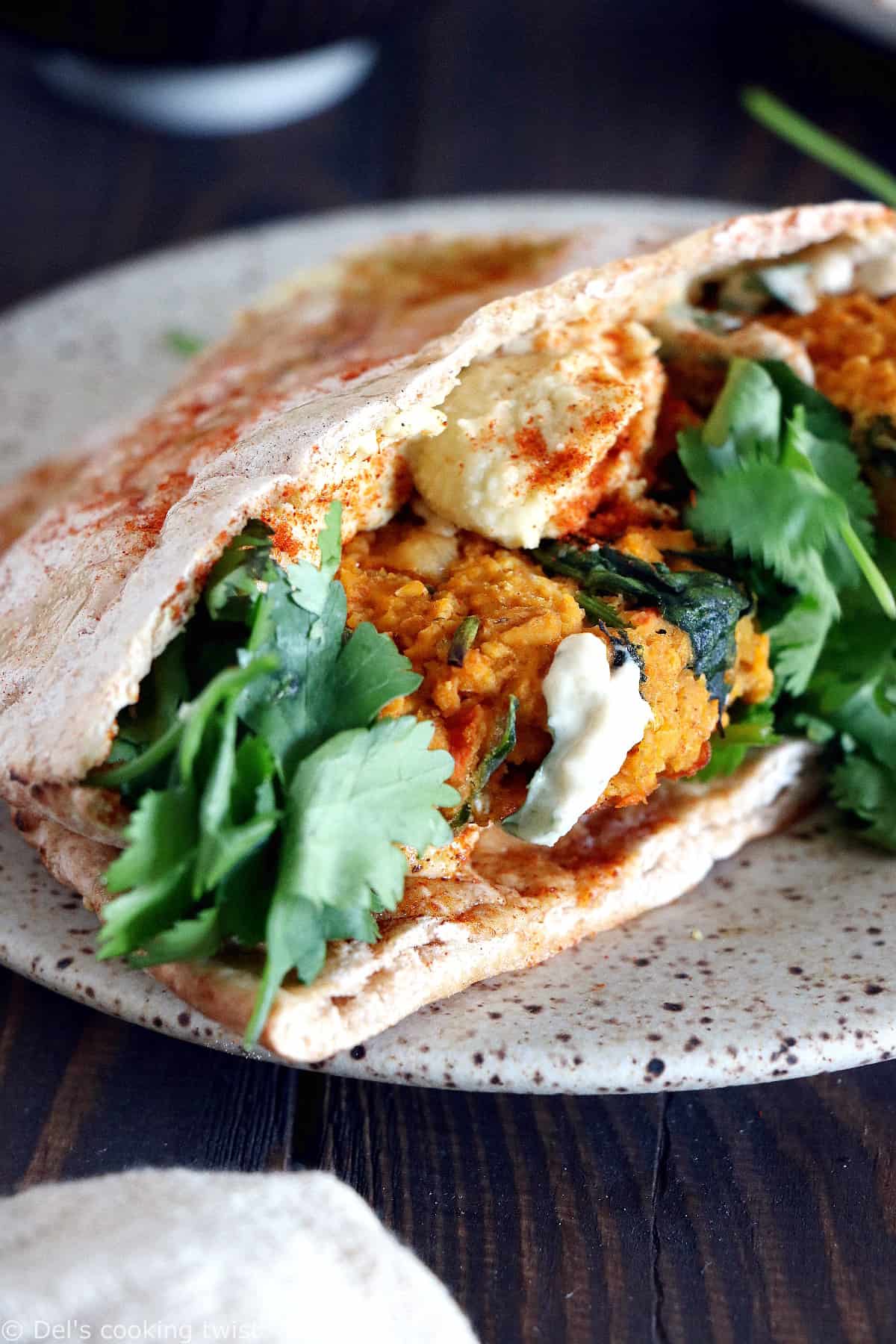 À la fois vegan et sans gluten, ces galettes de lentilles corail servies avec une sauce tahini aux herbes constituent une excellente source de protéines végétales.