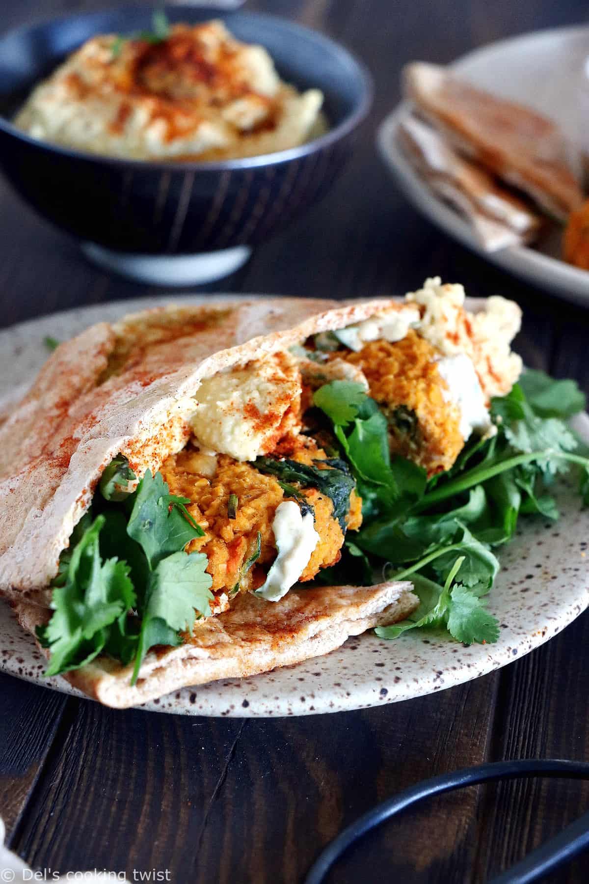 À la fois vegan et sans gluten, ces galettes de lentilles corail servies avec une sauce tahini aux herbes constituent une excellente source de protéines végétales.