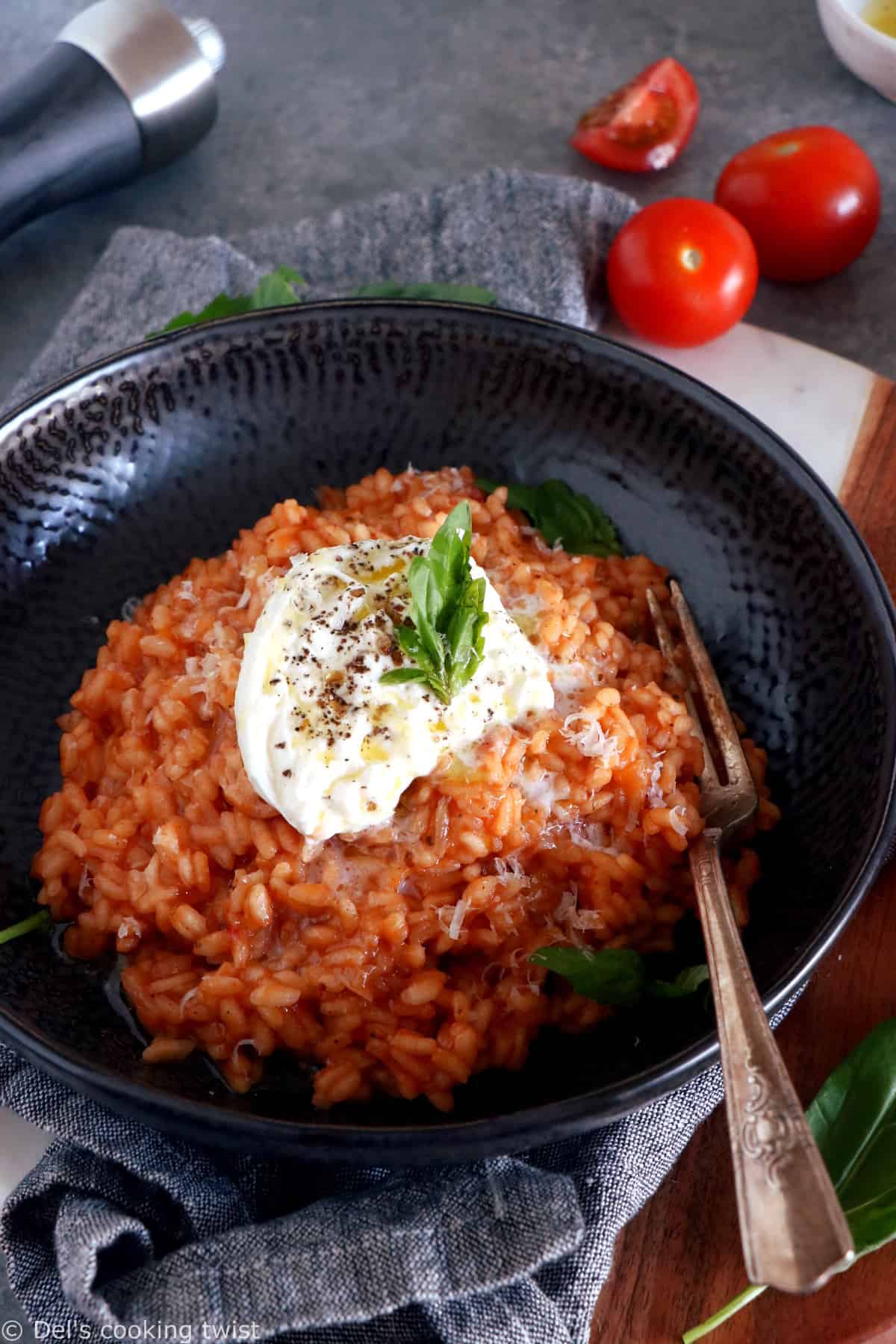 Ce risotto aux tomates, harissa et burrata est délicieusement parfumé à la tomate et subtilement épicé avec de la harissa.