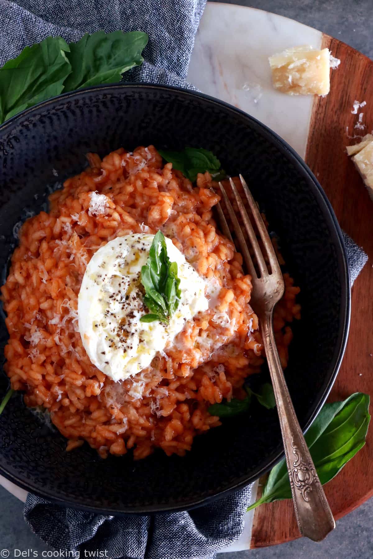 Ce risotto aux tomates, harissa et burrata est délicieusement parfumé à la tomate et subtilement épicé avec de la harissa.