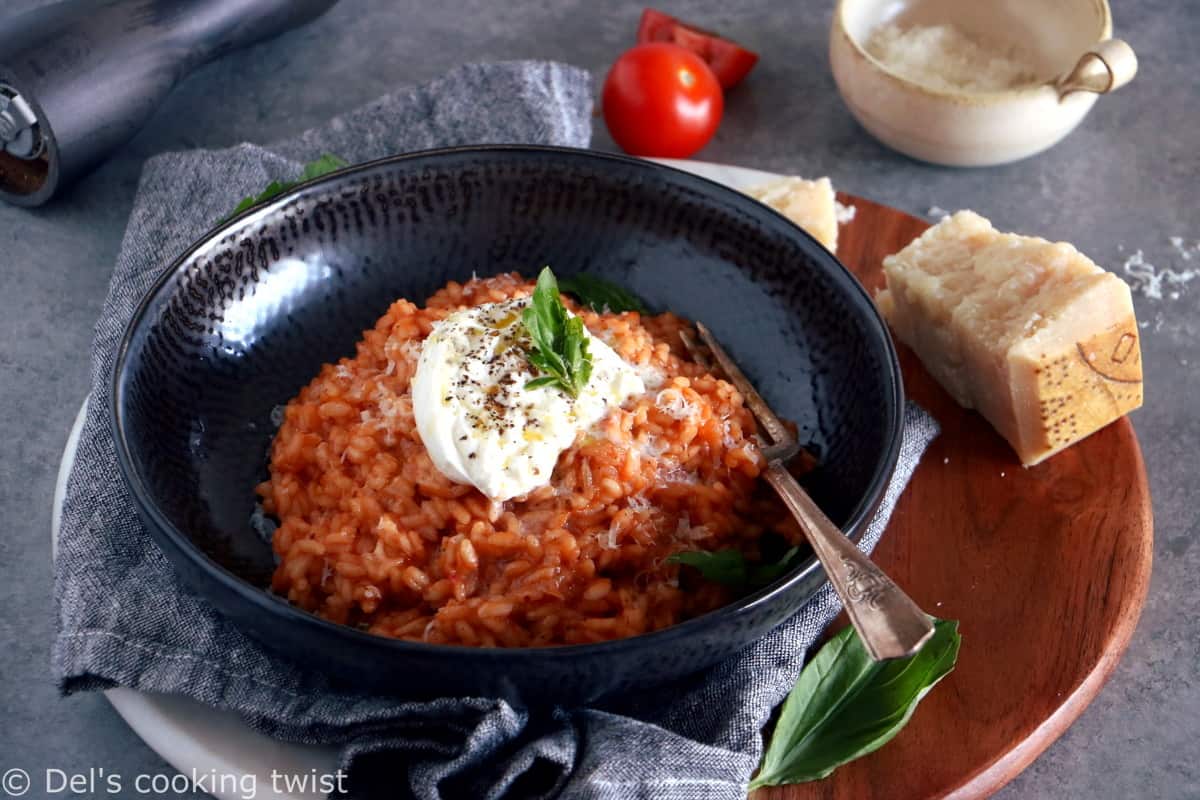 Ce risotto aux tomates, harissa et burrata est délicieusement parfumé à la tomate et subtilement épicé avec de la harissa.