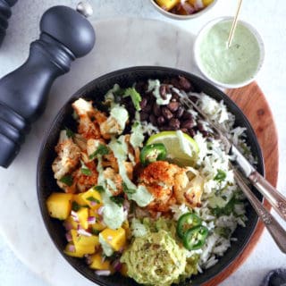 Un burrito bowl végétarien sain et nourrissant à la fois réalisé sur une base de riz parfumé à la coriandre et au citron vert. Délicieux !