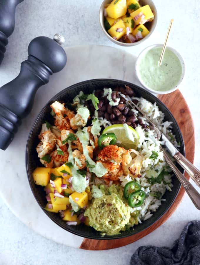 Un burrito bowl végétarien sain et nourrissant à la fois réalisé sur une base de riz parfumé à la coriandre et au citron vert. Délicieux !