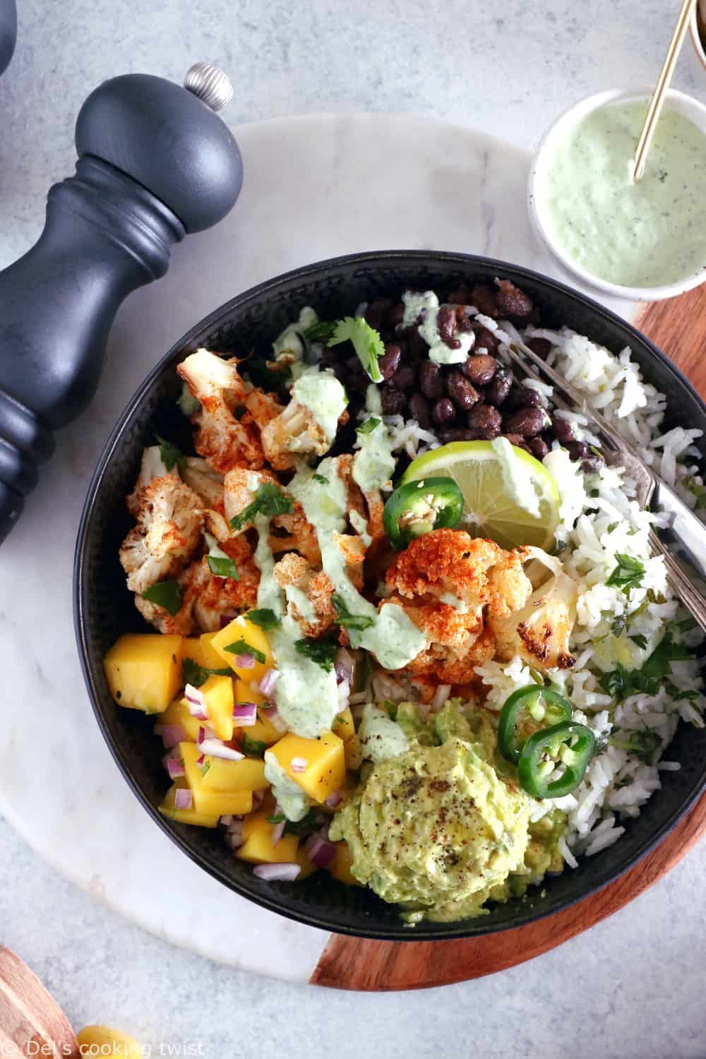 Un burrito bowl végétarien sain et nourrissant à la fois réalisé sur une base de riz parfumé à la coriandre et au citron vert. Délicieux !