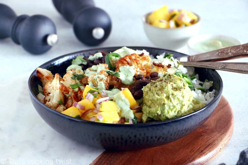 Un burrito bowl végétarien sain et nourrissant à la fois réalisé sur une base de riz parfumé à la coriandre et au citron vert. Délicieux !