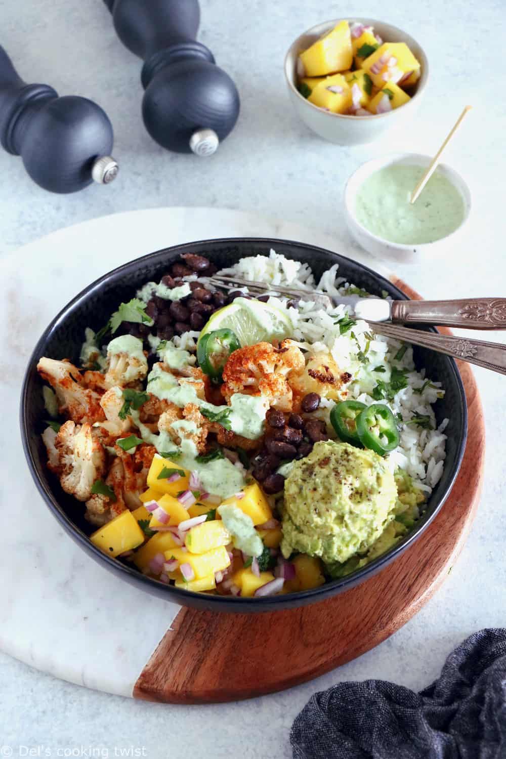 Un burrito bowl végétarien sain et nourrissant à la fois réalisé sur une base de riz parfumé à la coriandre et au citron vert. Délicieux !