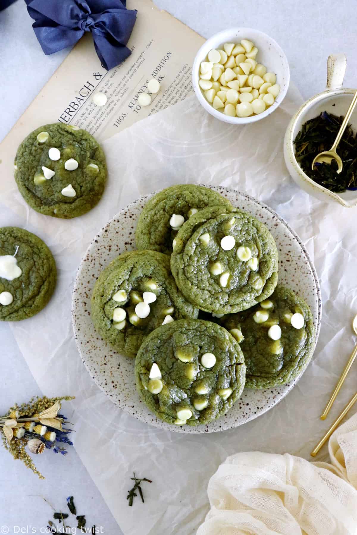 Retrouvez dans ces cookies au thé matcha et pépites de chocolat blanc l'association unique entre l'amertume du thé vert japonais et la douceur du chocolat blanc.