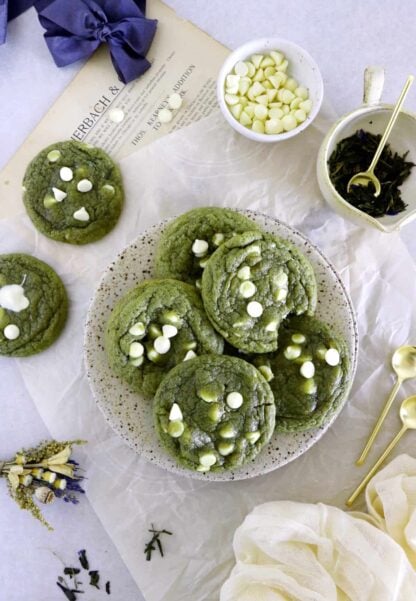 Retrouvez dans ces cookies au thé matcha et pépites de chocolat blanc l'association unique entre l'amertume du thé vert japonais et la douceur du chocolat blanc.