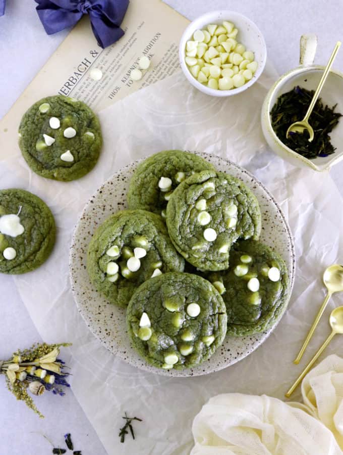 Retrouvez dans ces cookies au thé matcha et pépites de chocolat blanc l'association unique entre l'amertume du thé vert japonais et la douceur du chocolat blanc.