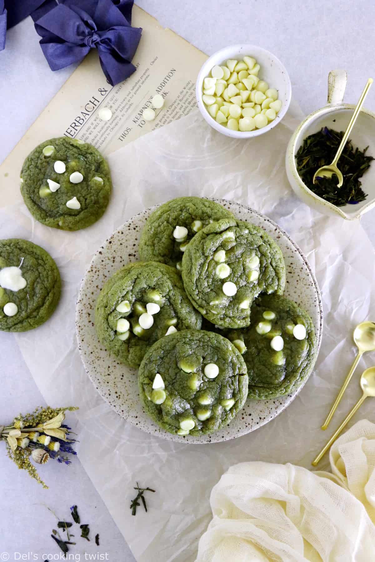 Retrouvez dans ces cookies au thé matcha et pépites de chocolat blanc l'association unique entre l'amertume du thé vert japonais et la douceur du chocolat blanc.