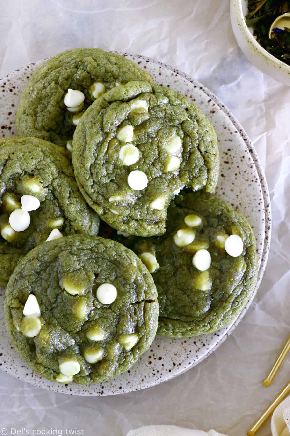 Retrouvez dans ces cookies au thé matcha et pépites de chocolat blanc l'association unique entre l'amertume du thé vert japonais et la douceur du chocolat blanc.