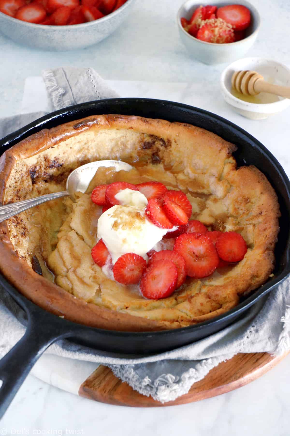 Les amoureux de pancakes vont adorer ce Dutch baby pancake au beurre noisette et aux fraises.