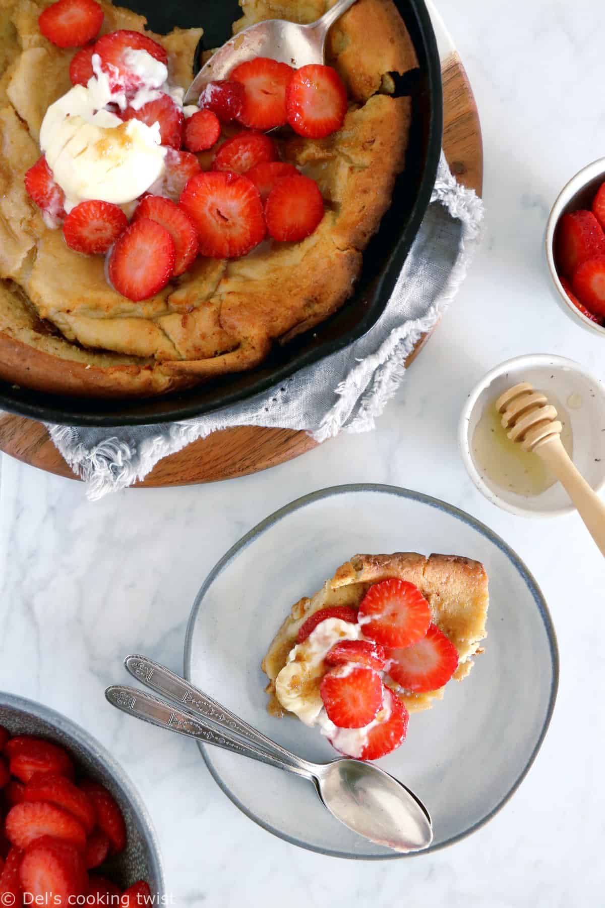 Les amoureux de pancakes vont adorer ce Dutch baby pancake au beurre noisette et aux fraises.