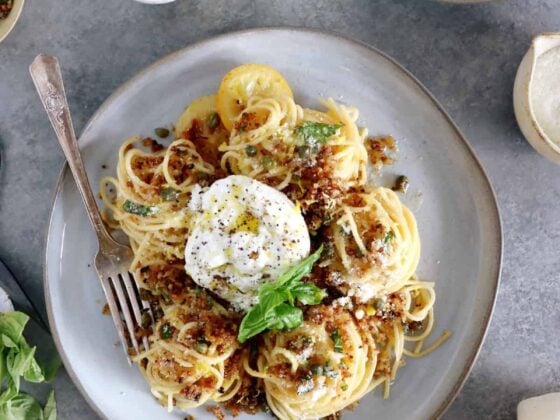 Une recette de pâtes audacieuse et haute en saveurs ! On y retrouve une sauce au citron avec du beurre noisette, des câpres légèrement grillées et de la burrata fraîche et crémeuse parsemée ci et là.