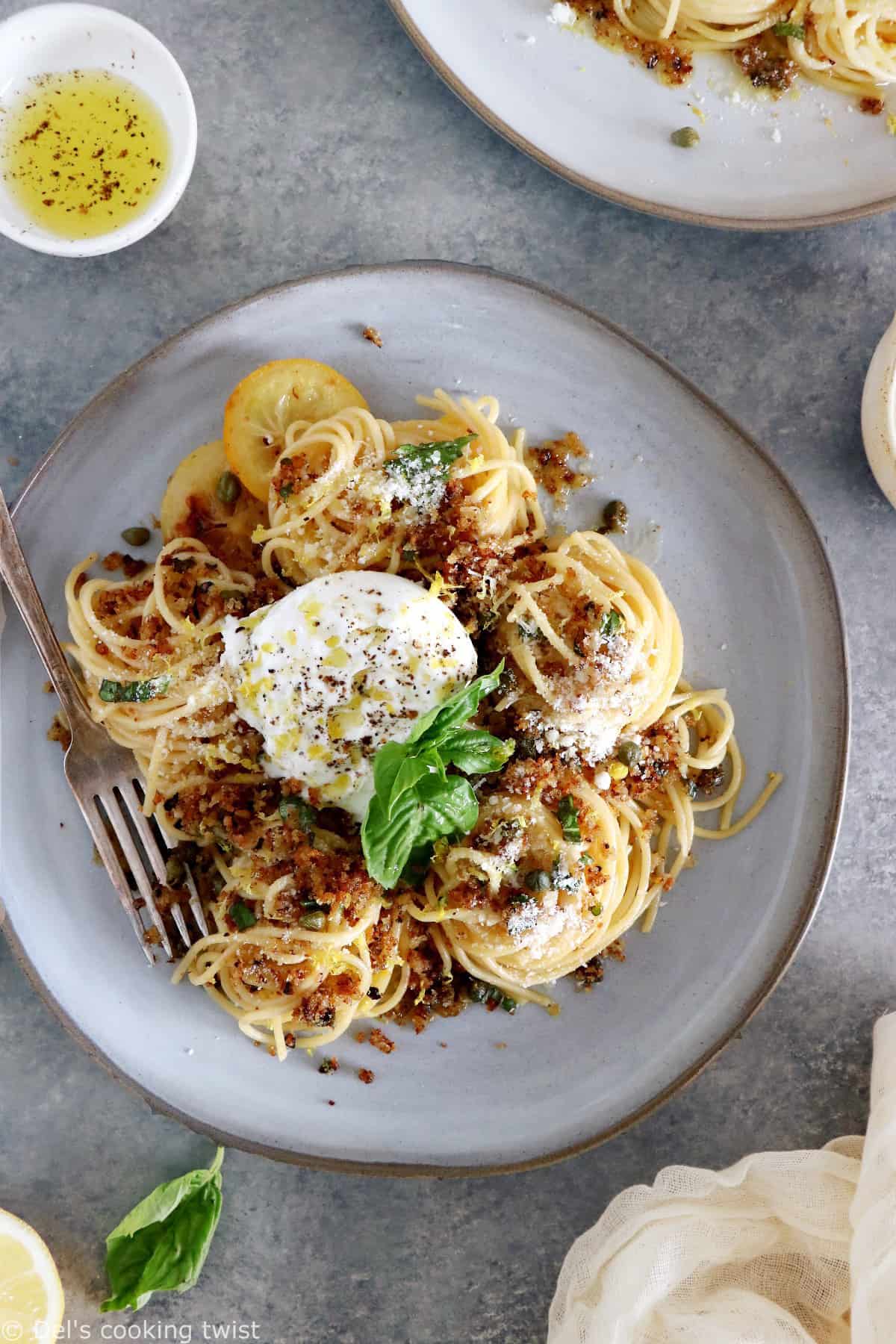 Une recette de pâtes audacieuse et haute en saveurs ! On y retrouve une sauce au citron avec du beurre noisette, des câpres légèrement grillées et de la burrata fraîche et crémeuse parsemée ci et là.