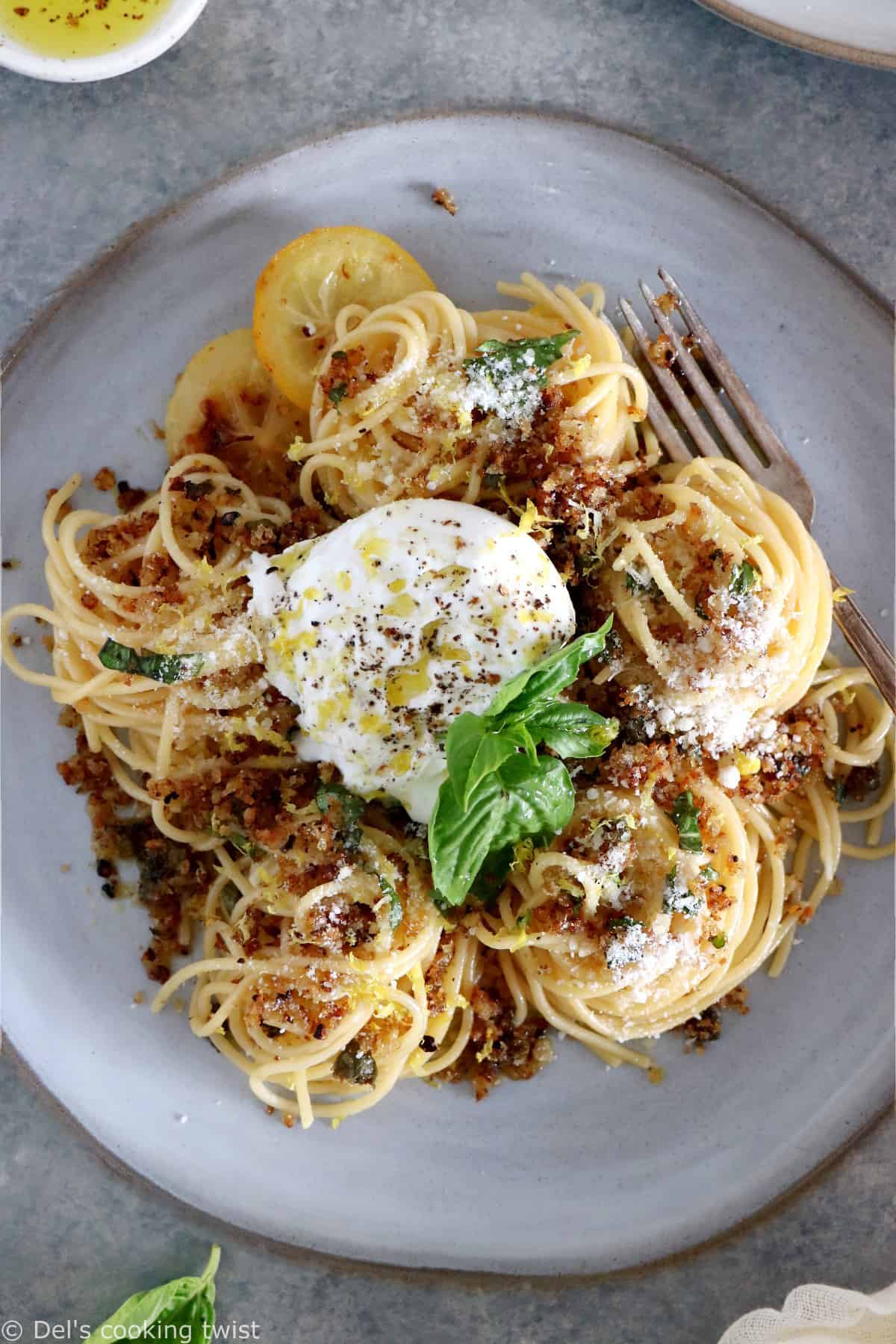 Une recette de pâtes audacieuse et haute en saveurs ! On y retrouve une sauce au citron avec du beurre noisette, des câpres légèrement grillées et de la burrata fraîche et crémeuse parsemée ci et là.