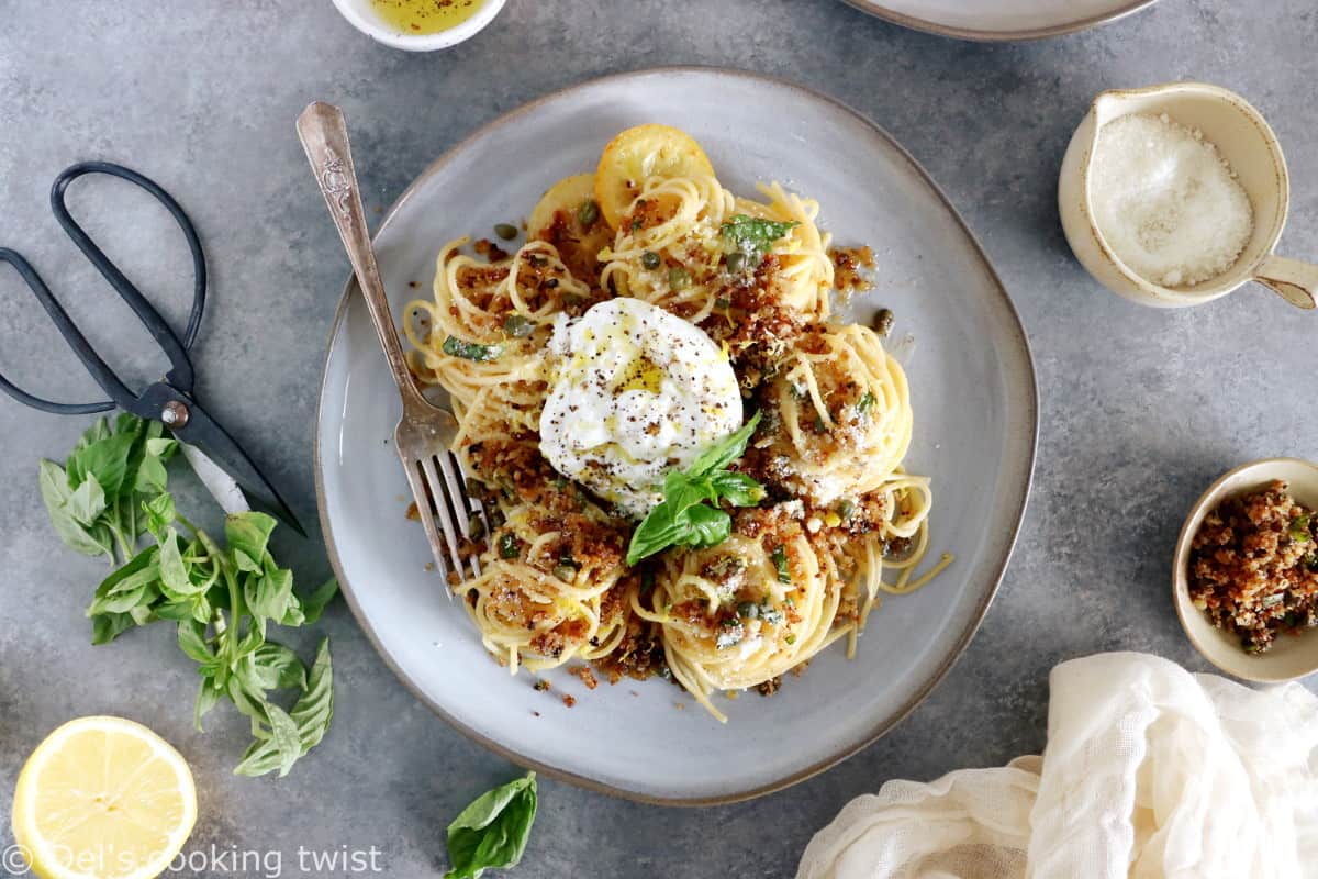 Une recette de pâtes audacieuse et haute en saveurs ! On y retrouve une sauce au citron avec du beurre noisette, des câpres légèrement grillées et de la burrata fraîche et crémeuse parsemée ci et là.