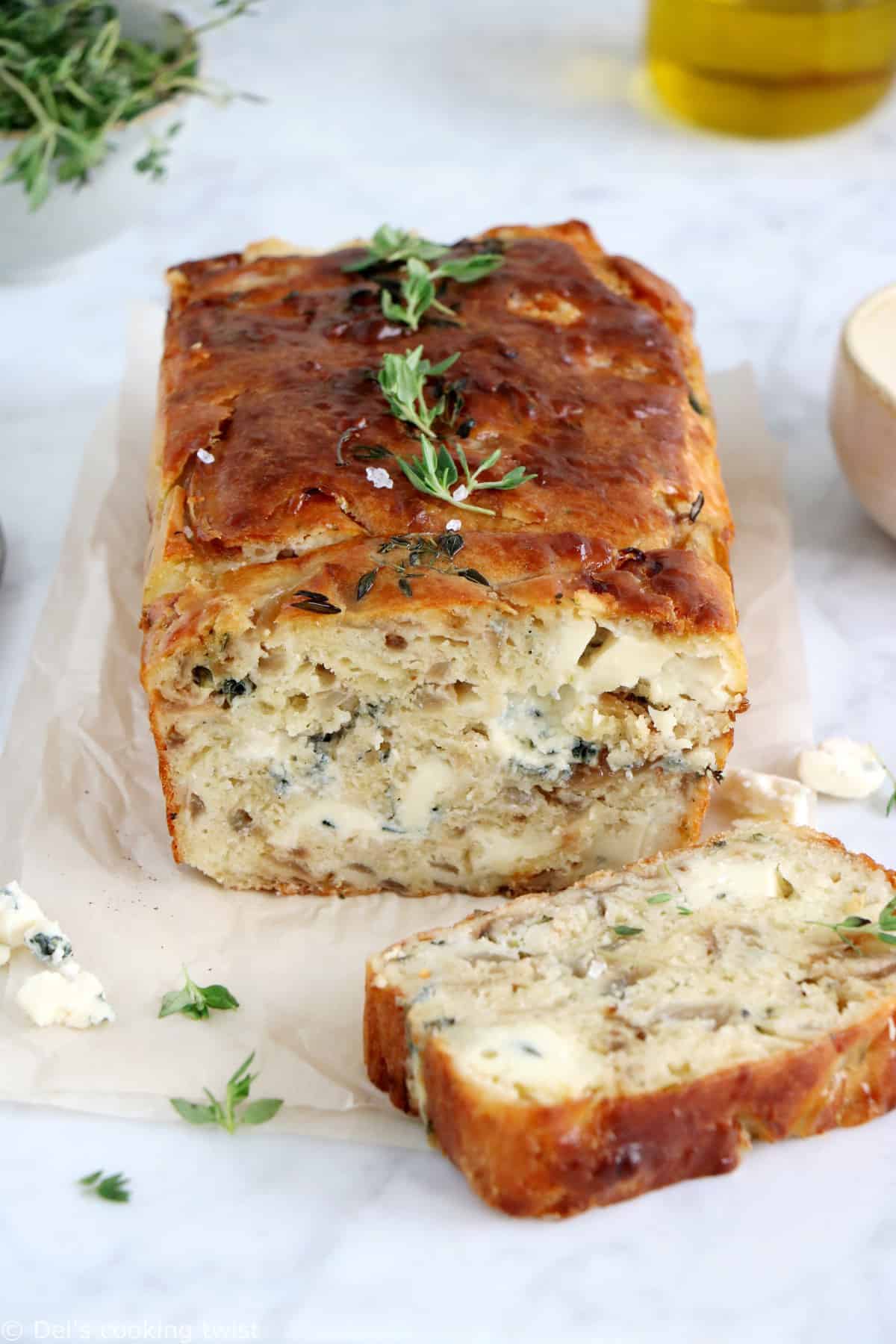 This red onions & Gorgonzola quick bread will make a great appetizer or side-dish at every picnic and potluck.