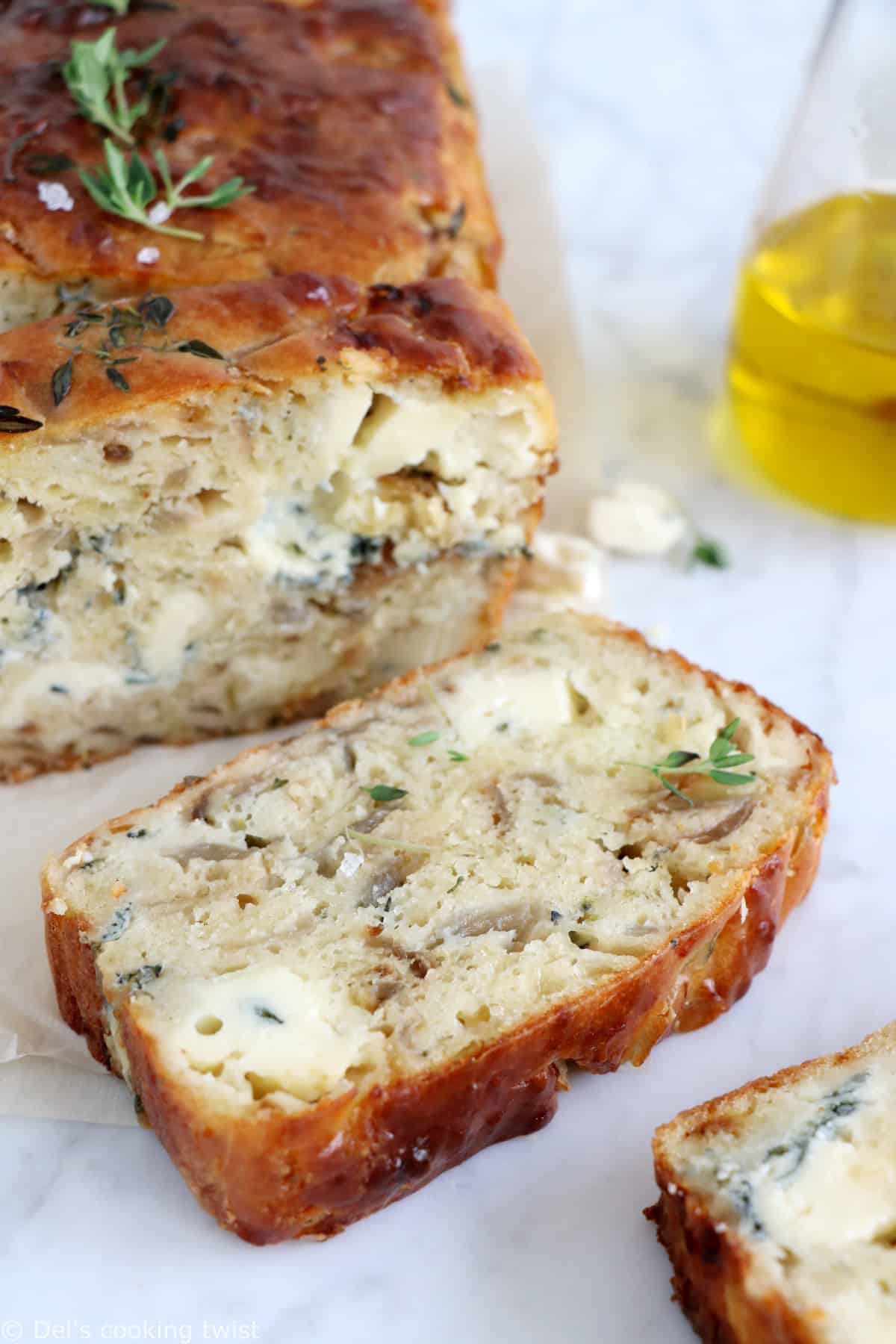 This red onions & Gorgonzola quick bread will make a great appetizer or side-dish at every picnic and potluck.