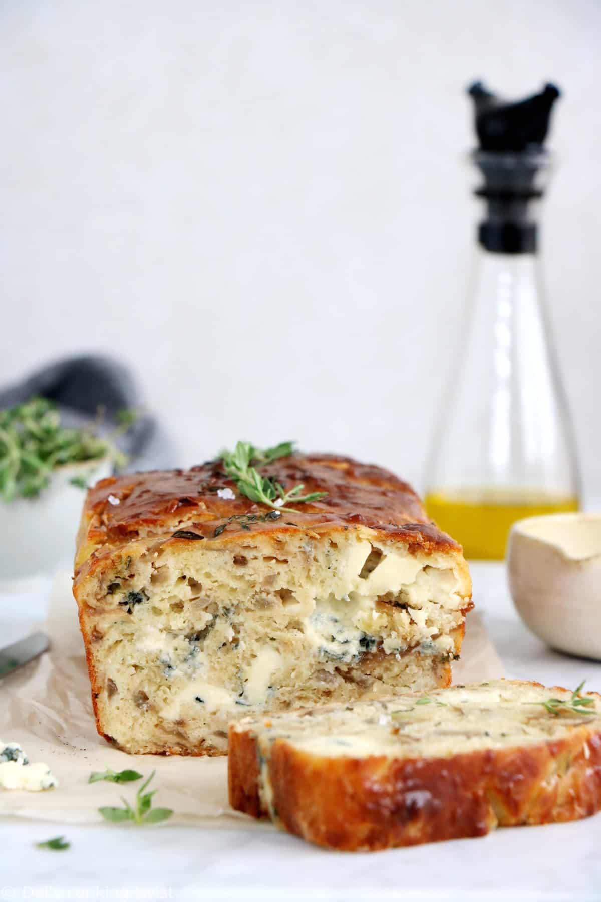 This red onions & Gorgonzola quick bread will make a great appetizer or side-dish at every picnic and potluck.