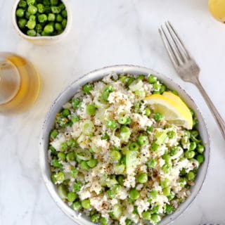 Apprenez à réaliser du riz de chou-fleur en deux temps trois mouvements, puis amusez-vous à l'agrémenter selon vos souhaits, comme ici avec des petits pois.