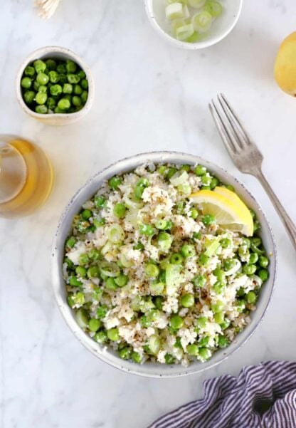 Apprenez à réaliser du riz de chou-fleur en deux temps trois mouvements, puis amusez-vous à l'agrémenter selon vos souhaits, comme ici avec des petits pois.