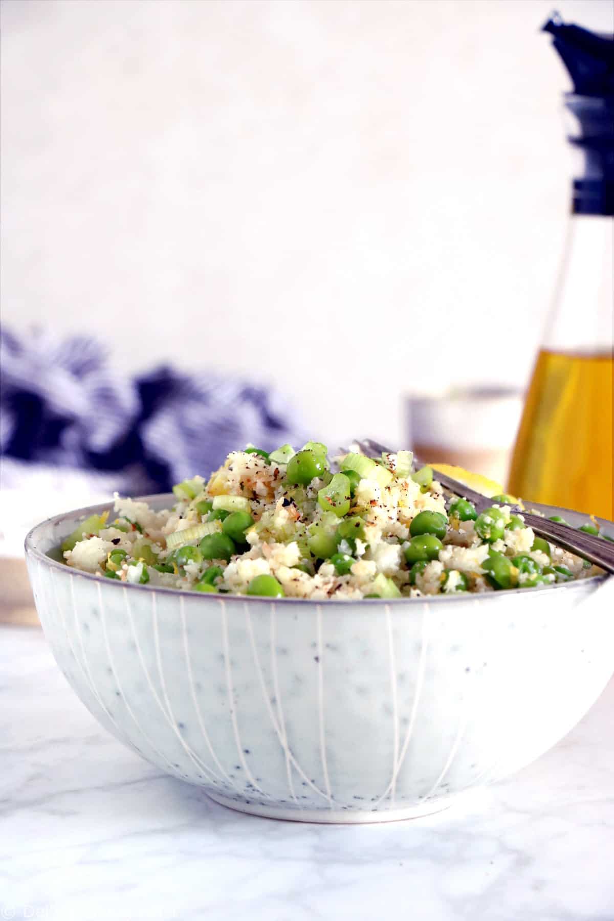 Apprenez à réaliser du riz de chou-fleur en deux temps trois mouvements, puis amusez-vous à l'agrémenter selon vos souhaits, comme ici avec des petits pois.