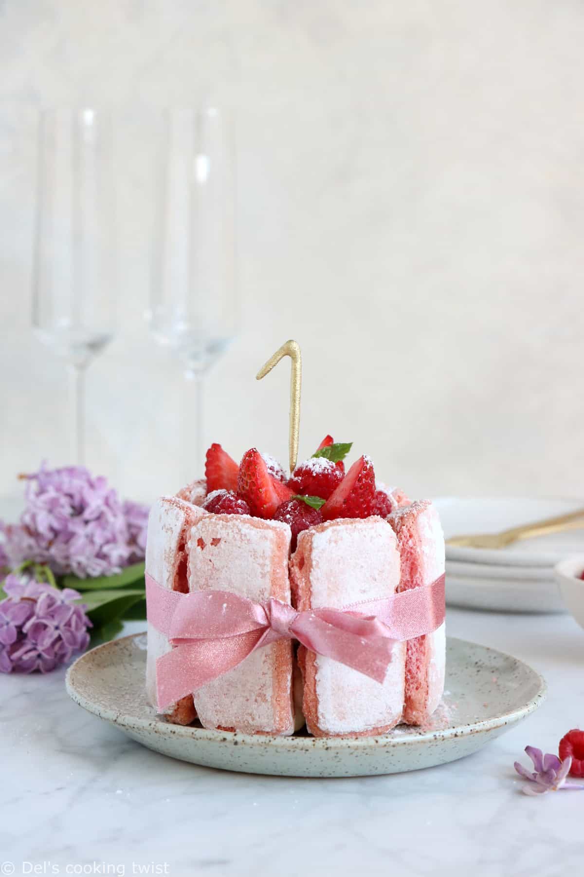 Charlotte aux fraises aux biscuits roses de Reims et mousse au chocolat blanc