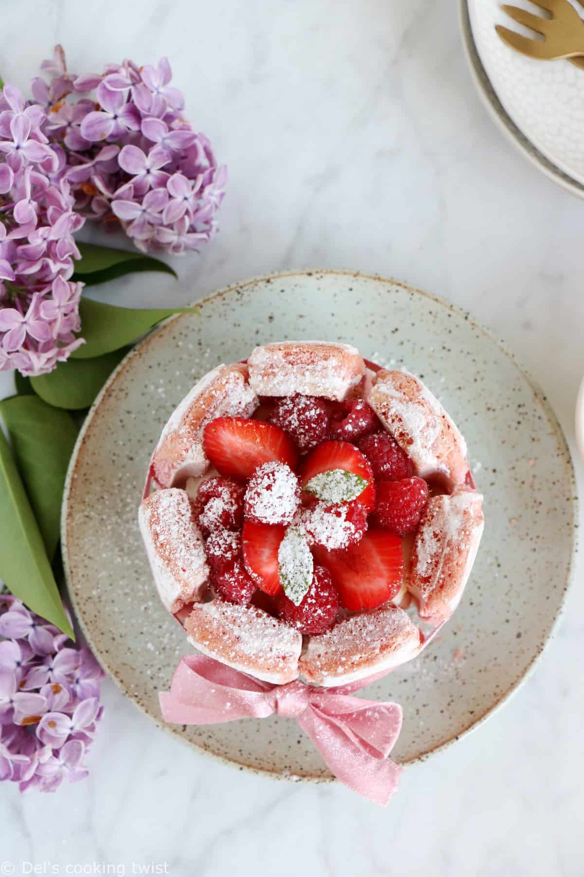 Charlotte aux fraises aux biscuits roses de Reims et mousse au chocolat blanc