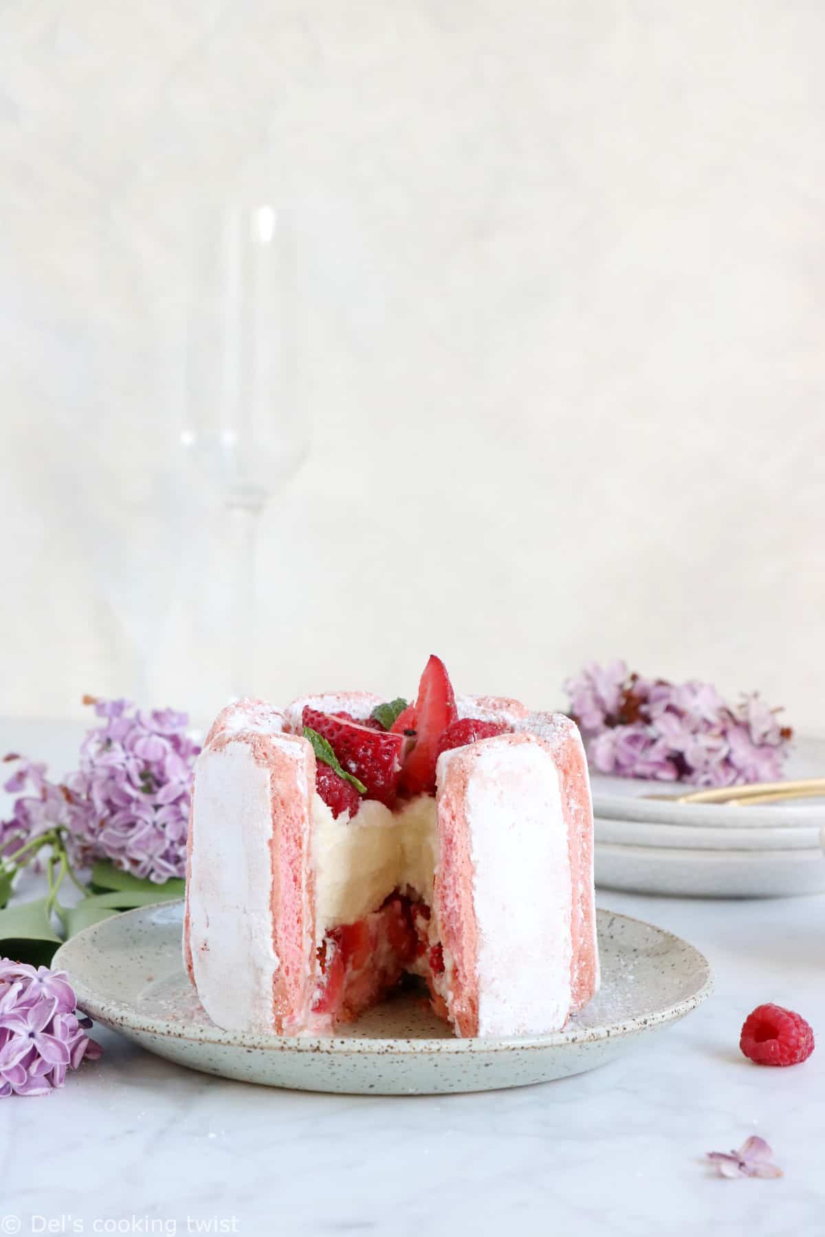 Charlotte aux fraises aux biscuits roses de Reims et mousse au chocolat blanc