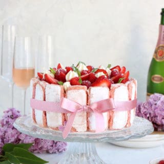 Charlotte aux fraises aux biscuits roses de Reims et mousse au chocolat blanc