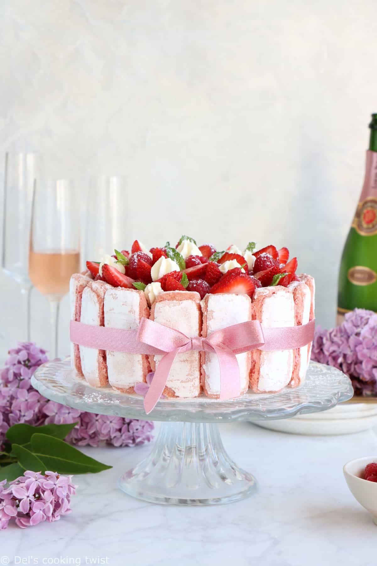Charlotte aux fraises aux biscuits roses de Reims et mousse au chocolat blanc
