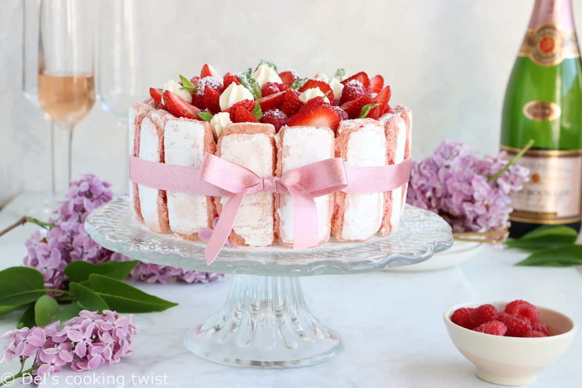 Charlotte aux fraises aux biscuits roses de Reims et mousse au chocolat blanc