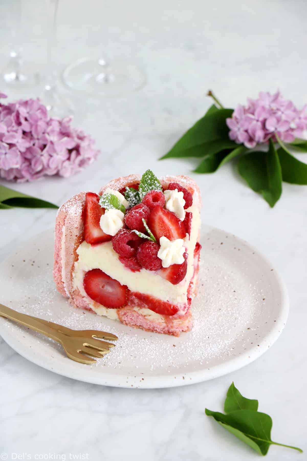 Charlotte aux fraises aux biscuits roses de Reims et mousse au chocolat blanc